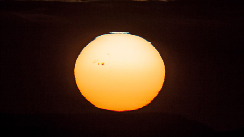Illustration for article titled New sunspot four times the size of Earth is largest in almost a decade
